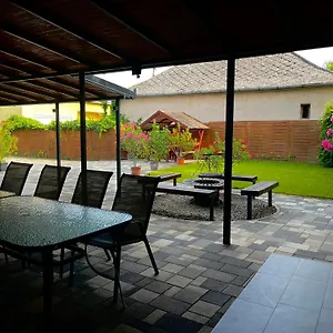 https://tahiti-garden-apartman.hotels-hajduszoboszlo-hungary.com